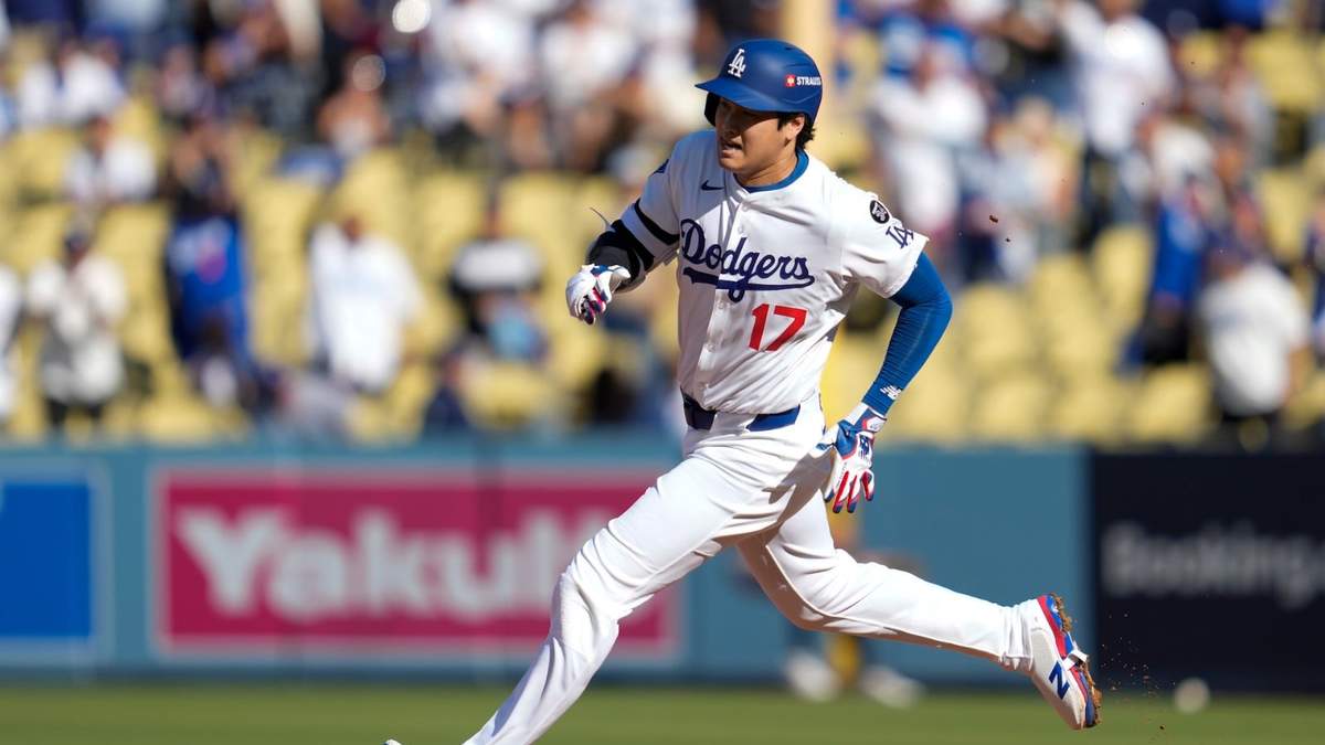Shohei Ohtani de los Dodgers de Los Ángeles rodea las bases tras conectar un triple