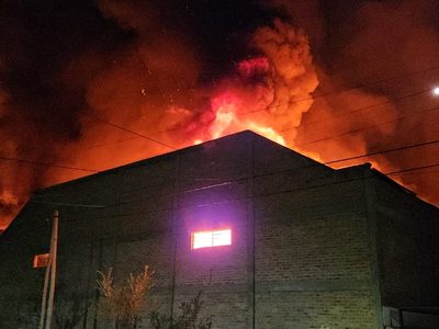 Fue controlado el incendio en un depósito de la ex firma Saturno Hogar