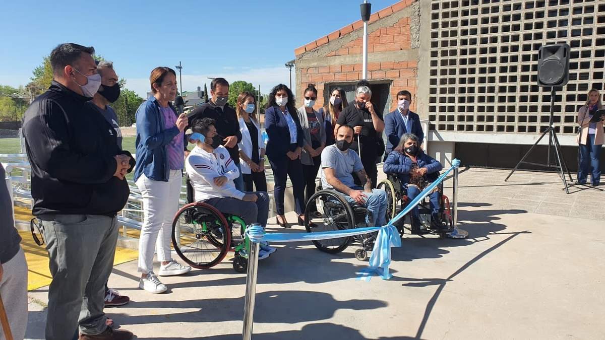 Autoridades de la Municipalidad durante el acto inaugural en las inmediaciones del Gigante del Este. Fuente: (Twitter)