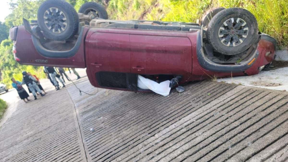 El vehículo en el que viajaban el tesorero del ayuntamiento de Pantelhó y su chofer