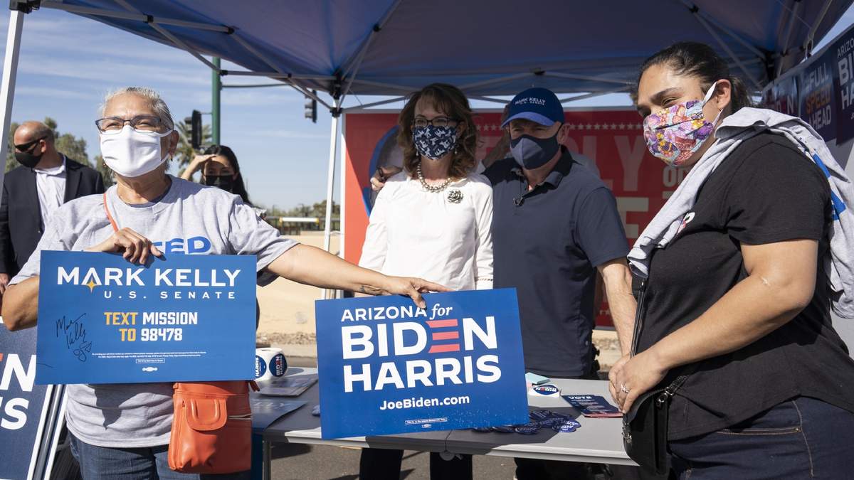 Simpatizantes del candidato demócrata en Phoenix, Arizona