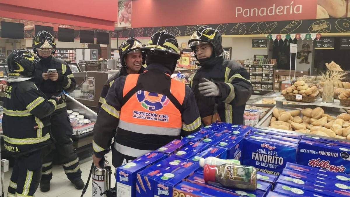 Personal de Protección Civil de la Alcaldía Benito Juárez y Bomberos en el interior del supermercado Soriana en Parque Delta