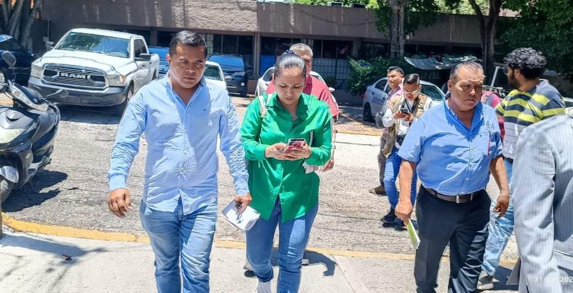 El periodista José Nava Mosso y su esposa, acompañados de reporteros, llegan este mediodía a la FGE para presentar la denuncia del atraco sufrido la mañana de este lunes.