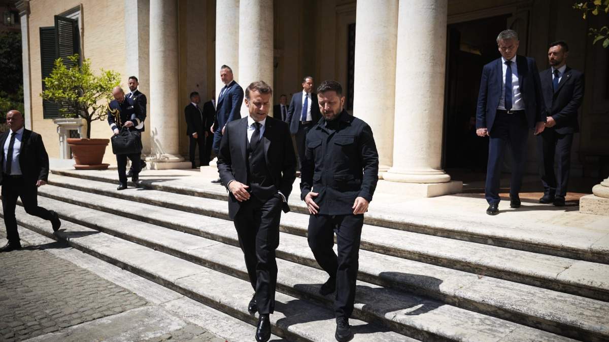 Los mandatarios de Francia y Ucrania, Emmanuel Macron y Volodimir Zelenski, respectivamente