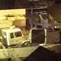 Quiso sacar marcha atrás su camioneta, pero había hielo y terminó incrustado en una casa