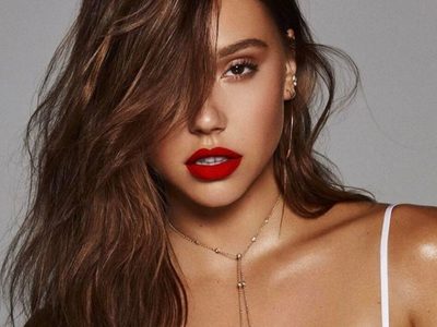 ¡CARAMELO! Alexis Ren deslumbra con un infernal escote que alcanza el inframundo
