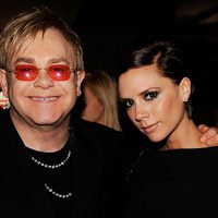 Victoria Beckham y Elton John se unieron para ayudar a los más necesitados