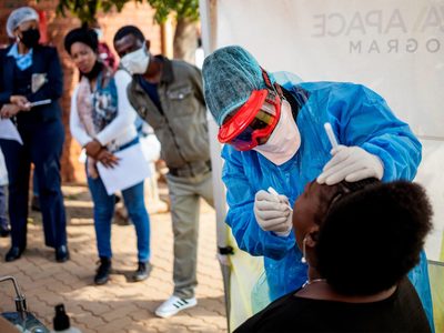 Sudáfrica cree que la cuarta ola ya pasó y recibirá 2022 sin toque de queda