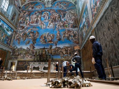 Trabajadores del Vaticano instalan la estufa y chimenea para el cónclave (Video)