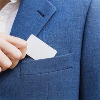 Para qué sirve el ojal de la solapa de los sacos