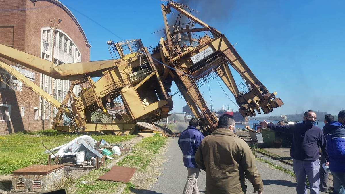 Una grúa se desplomó sobre uno de los galpones del Astillero Río Santiago. Fuente: (Twitter)