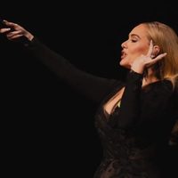 Adele detiene su concierto para ver la final olímpica femenil de los 100 metros planos