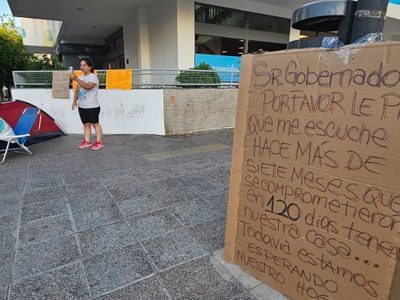 La mujer que acampó en Casa de Gobierno volvió a instalar su carpa y comenzó una huelga de hambre