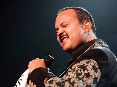 Así reaccionó Pepe Aguilar ante las muestras de afecto en una fecha especial