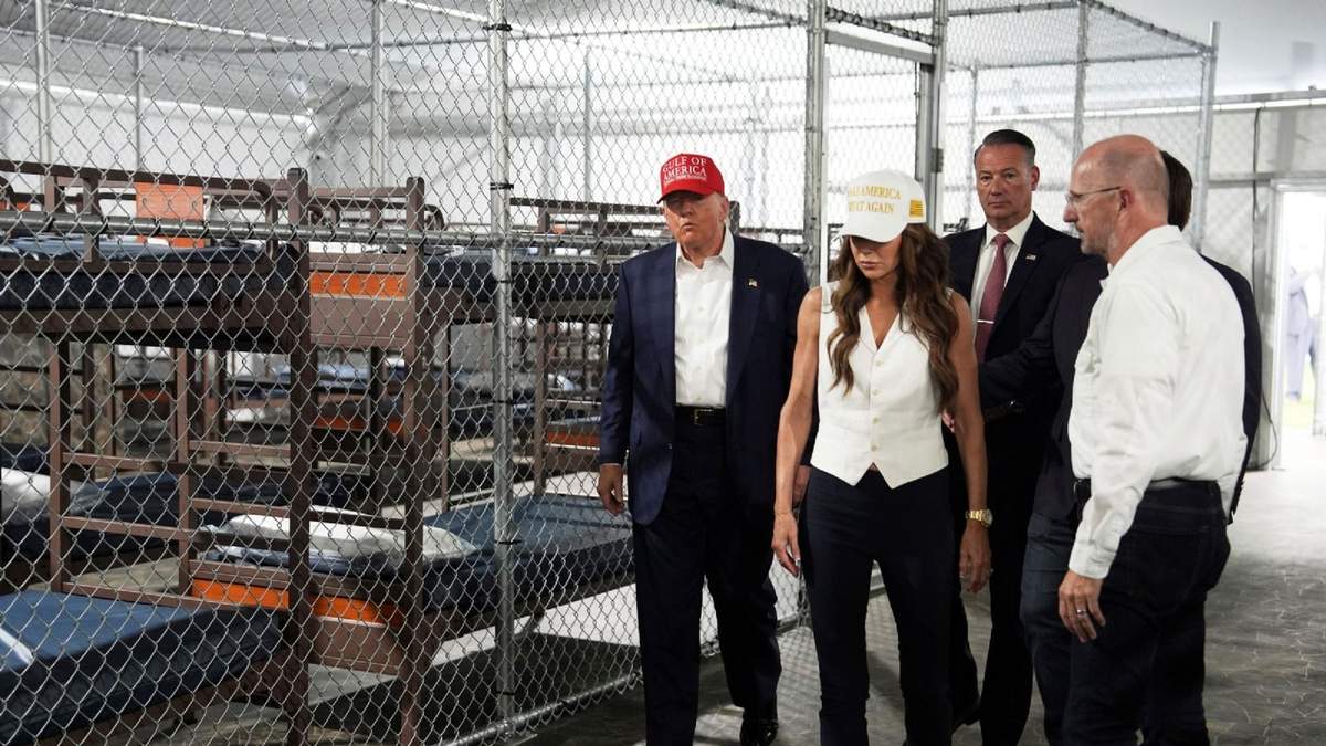 Donald Trump, el gobernador de Florida, Ron DeSantis, y la secretaria de Seguridad, Kristi Noem, en Alligator Alcatraz
