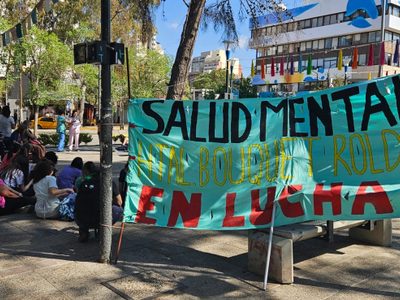 Trabajadores de salud se manifestaron en el centro neuquino y marcharon a casa de gobierno en busca de una recomposición salarial