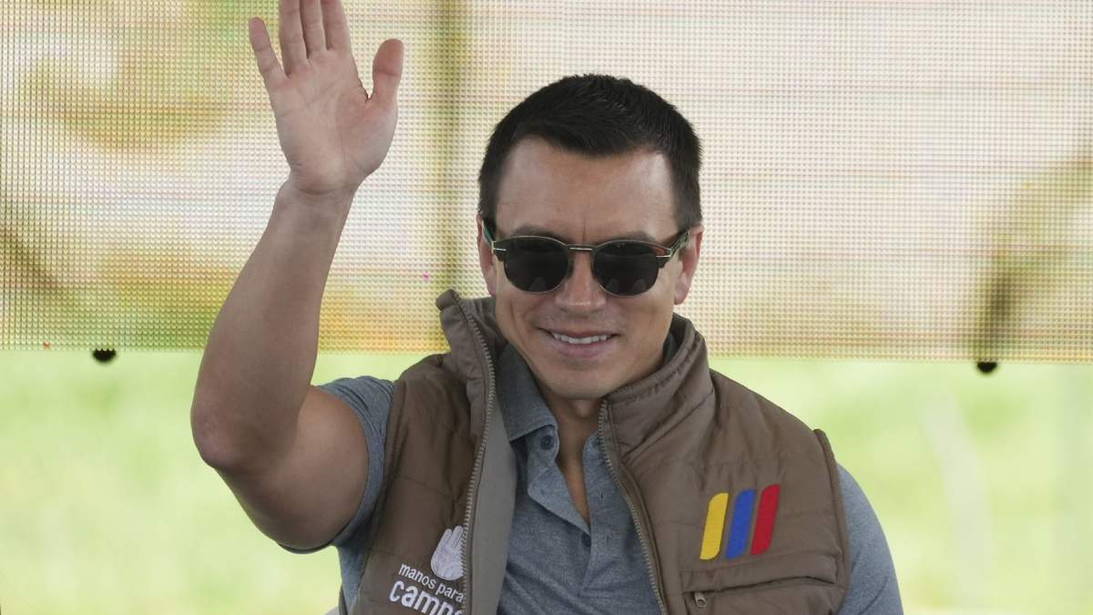El presidente de Ecuador Daniel Noboa saluda al llegar a Poalo, en Ecuador