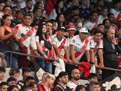 Clima tenso: la fuerte discusión entre dos hinchas de River a la salida del Monumental