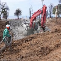 Tras los devastadores incendios de Los Ángeles, los residentes comienzan a reconstruir