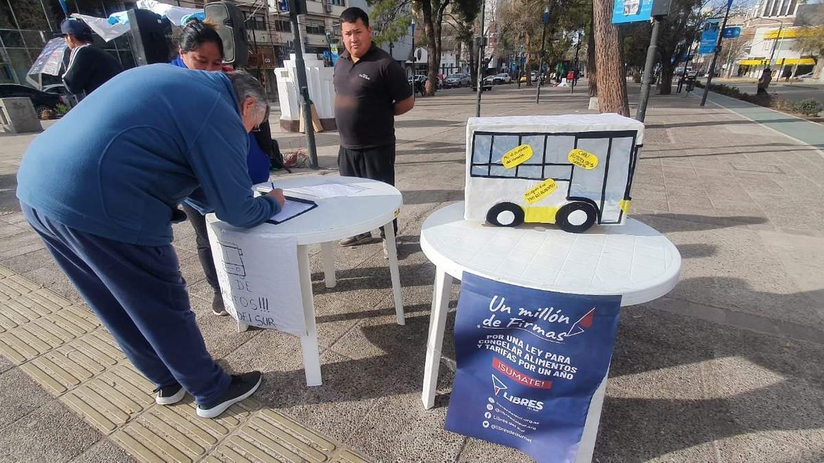 Libres del Sur junta firmas en todo el país. Fuente: (Javier Manzano).
