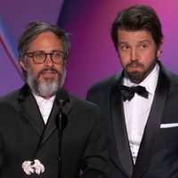 Gael García Bernal y Diego Luna sorprenden en los premios Emmy; presentan premio en español (Video)