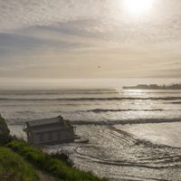 Un hombre muere después de que una gran ola lo atrapara bajo escombros en una playa
