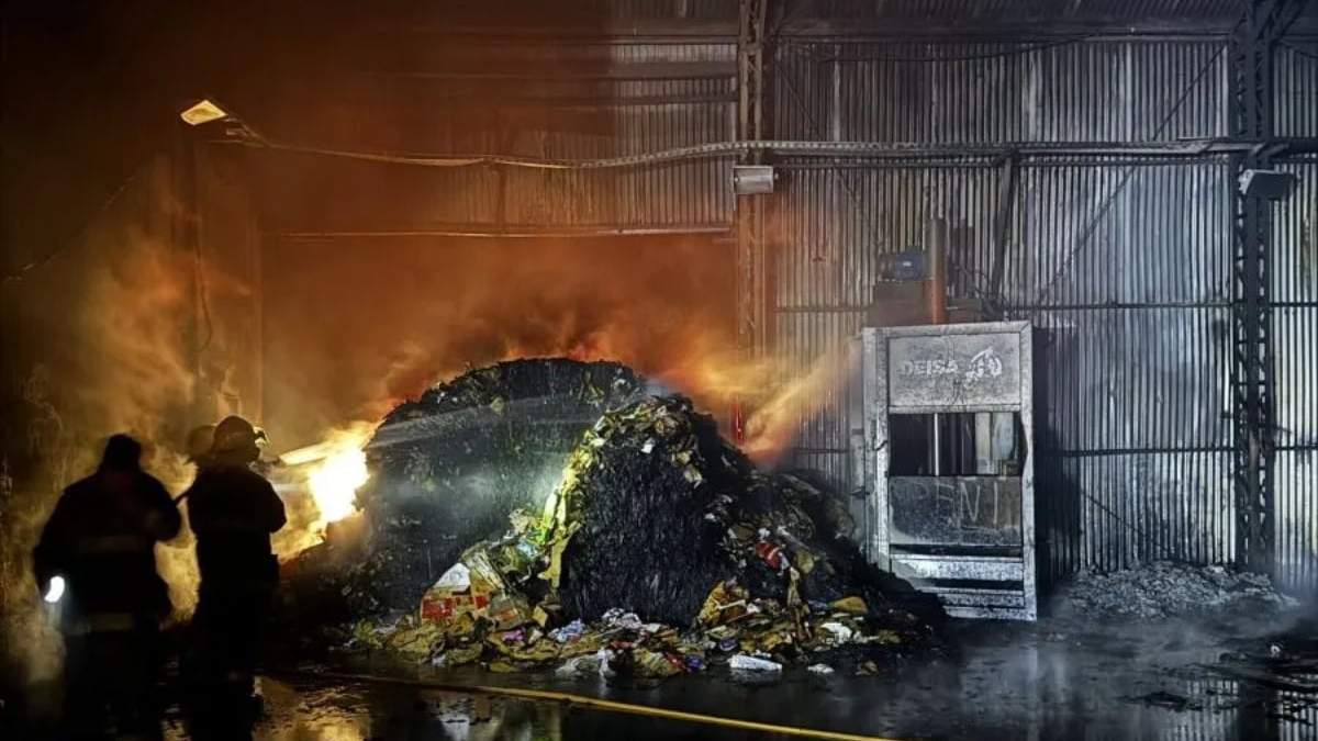 El incendio ocurrió en la madrugada y causó daños totales