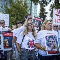 Familiares de los rehenes secuestrados por Hamás bloquean la principal autopista de Tel Aviv