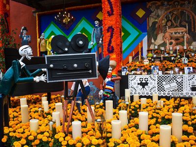 Con mega ofrenda a artistas y creadores, inicia en Coyoacán programa de Día de Muertos