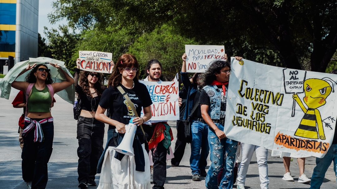 Protesta en Ciudad Universitaria para exigir precios más bajos del transporte público y la mejora de éste. Foto Cortesía Colectivo Voz de los Usuarios.