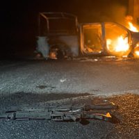 Normalistas de Ayotzinapa queman dos patrullas y retienen a 14 agentes de la GN en Guerrero (Videos)