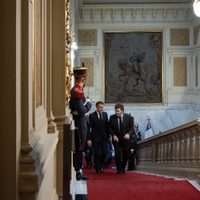Milei recibe a Macron al ritmo de una marcha militar vinculada a la dictadura