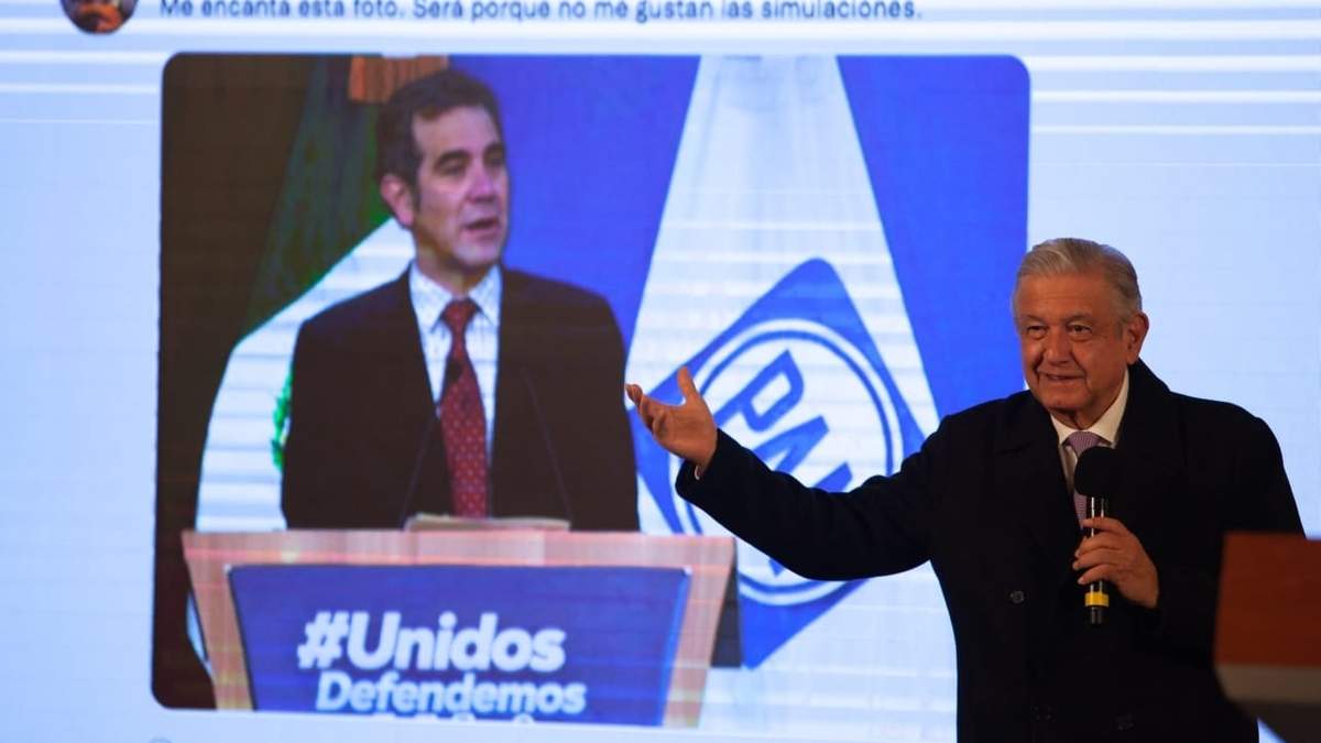 AMLO exhibió la foto de la participación de Lorenzo Córdova en la plenaria del PAN