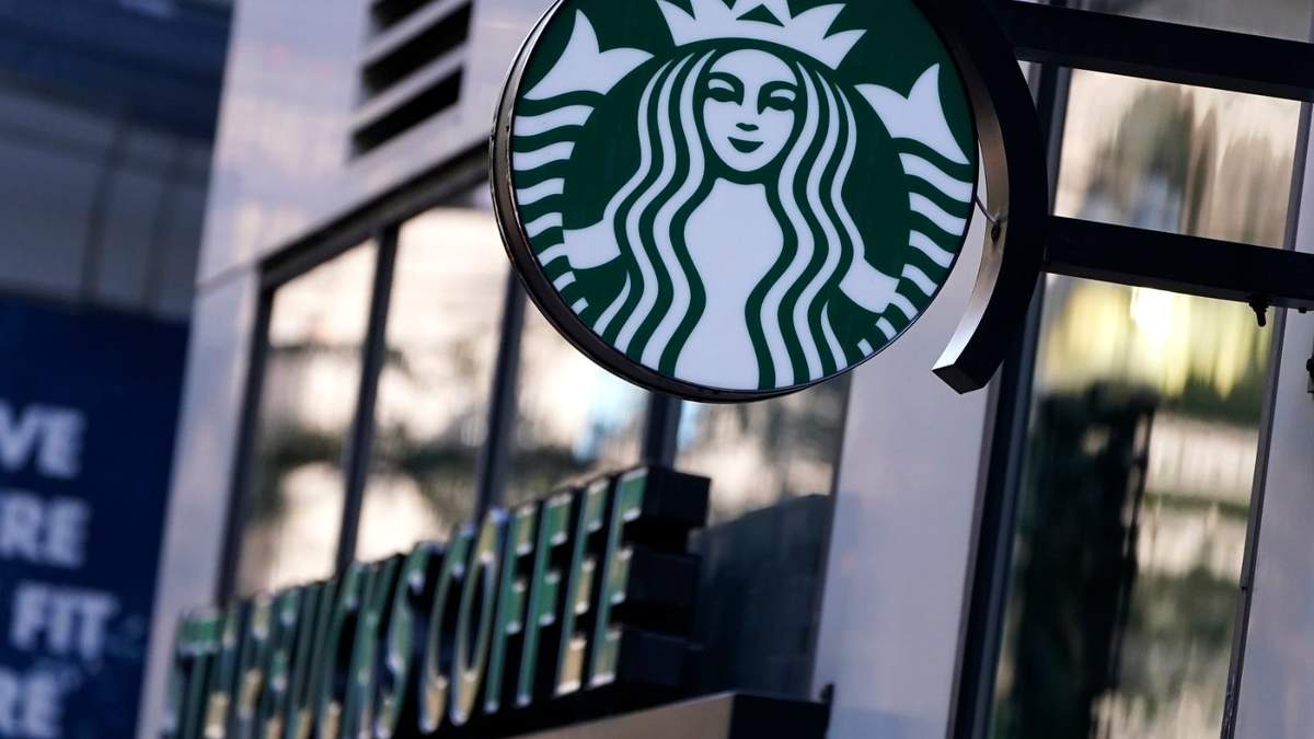 El logotipo de la "Sirena" cuelga fuera de una cafetería Starbucks, el miércoles 14 de julio de 2021, en Boston