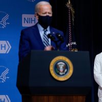 Joe Biden pone el ejemplo y ofrece discurso con cubrebocas