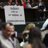 Peña publica decreto de la #LeyChayote... y desata críticas