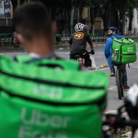 Roba 1.6 millones de pesos en un banco vestido de repartidor de Uber Eats
