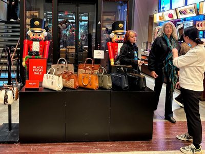 Minoristas se preparan para iniciar el Black Friday justo cuando compradores reducen gastos