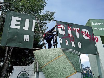 Una sucia maniobra de la FGR que exonera a los militares del caso Ayotzinapa