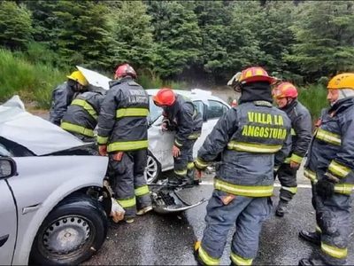 Cuatro personas heridas tras chocar dos autos de frente sobre la ruta 40 en San Martín de los Andes