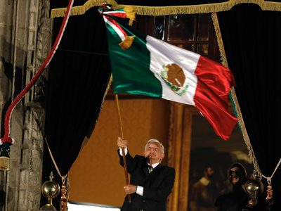 “Viva la Cuarta Transformación”, grita AMLO en el Zócalo (Video)