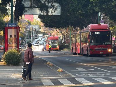 Manifestantes bloquean Insurgentes Sur para exigir justicia por el feminicidio de Maciel