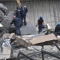 Colapsa puente vehicular en Génova; hay al menos 35 muertos y buscan más víctimas (Videos)