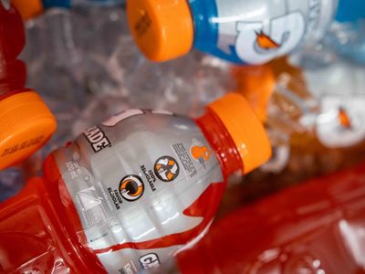 Con botellas plásticas de jugo o Gatorade: creá estos fabulosos vasos y ya no gastes en bazares