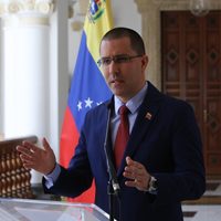 Venezuela denuncia la "grosera injerencia" británica por financiar a medios opositores