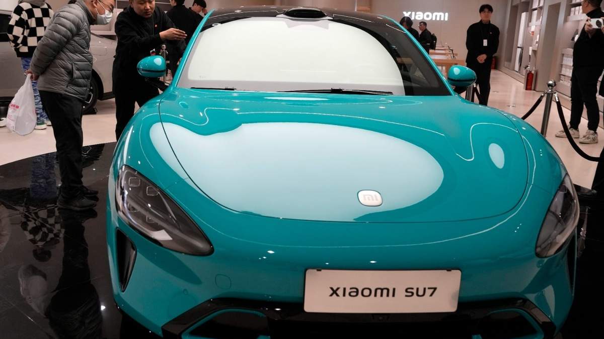 El auto eléctrico Xiaomi SU7 en exhibición en el salón Xiaomi