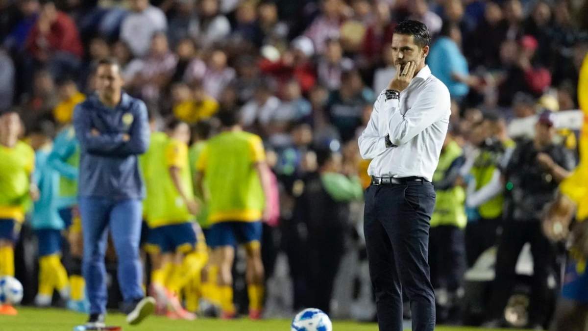 Fernando Gago, técnico de Chivas Guadalajara durante el partido contra el América en la Liga MX