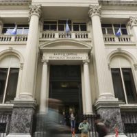 El dólar cerró a $1375 con cotización máxima de $1382 en bancos