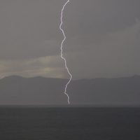 Senillosa se quedó sin luz, tras una tormenta y la caída de granizo