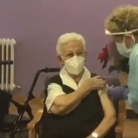 Araceli, de 96 años, la primera en España en recibir la vacuna contra el covid